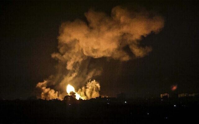 دخان ونار بعد غارة جوية على خان يونس جنوب قطاع غزة، 2 يناير، 2022. (Said Khatib / AFP)