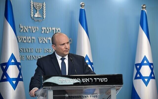 رئيس الوزراء نفتالي بينيت يتحدث خلال مؤتمر صحفي في مكتب رئيس الوزراء في القدس، 2 يناير، 2022.  (Kobi Gideon / GPO)