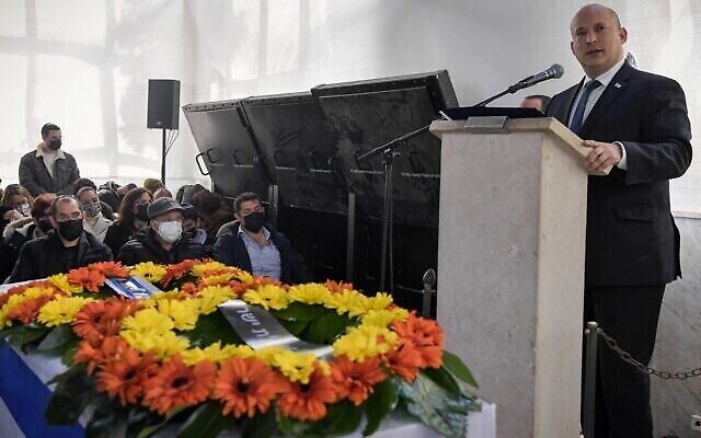 رئيس الوزراء نفتالي بينيت يتحدث في جنازة الرئيسة السابقة لنظام العدل ميريام ناؤور في القدس، 25 يناير 2021 (GPO)