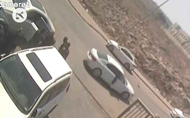 يُزعم أن مقطع فيديو يُظهر الضابط البارز في الشرطة جمال الحكروش وهو يغادر مسرح الجريمة في سيارته بينما يتم وضع الرجل الجريح في سيارة قريبة. (لقطة شاشة / هآرتس)