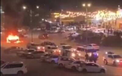 اشتعال النار في سيارة في جنوب إسرائيل خلال احتجاجات على عمليات تشجير تقوم بها كاكال، 11 يناير ، 2022. (Screenshot)