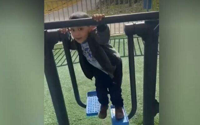 عمار حجيرات، 4 سنوات، في ساحة اللعب في بئر المكسور في 6 يناير 2022، قبل وقت قصير من إصابته بنيران خاطئة (Youtube screenshot)