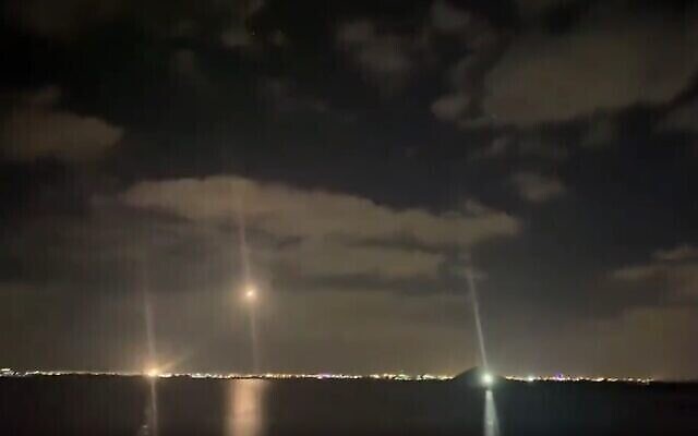 إطلاق صواريخ اعتراضية فوق أبوظبي في الإمارات العربية المتحدة لضرب صواريخ قادمة، 24 يناير، 2022.  (video screenshot)