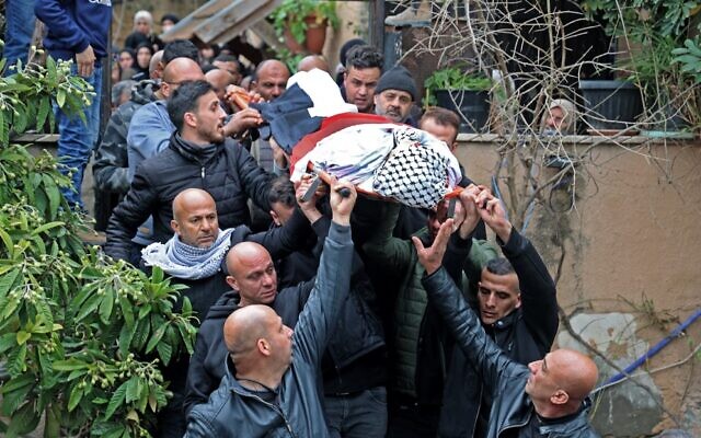 مشيعون يحملون جثمان الفتى الفلسطيني محمد أبو صلاح ، 17 عاما، الذي قُتل بنيران إسرائيلية خلال مداهمة للقوات الإسرائيلية لقرية سيلة الحارثية بالقرب من مدينة جنين بالضفة الغربية. ( JAAFAR ASHTIYEH / AFP)