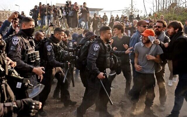 عناصر  الشرطة الاسرائيلية تحاول تفريق فلسطينيين ونشطاء تجمعوا للتظاهر في حي الشيخ جراح  في القدس الشرقية، 18 فبراير، 2022. (RONALDO SCHEMIDT / AFP)