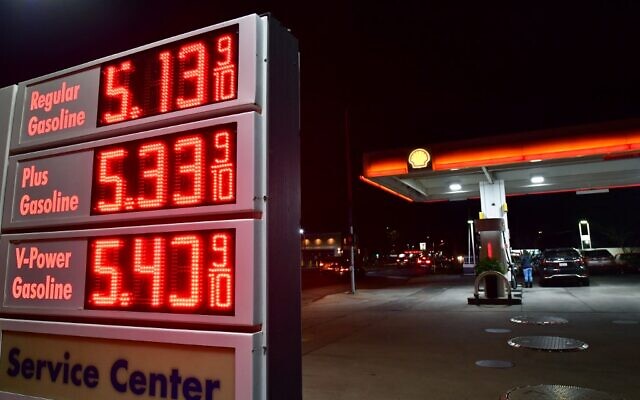 أسعار الوقود تصل إلى أكثر من 5.00 دولارات للغالون في محطة بنزين في لوس أنجلوس، كاليفورنيا في 25 فبراير، 2022.( Frederic J. BROWN / AFP)