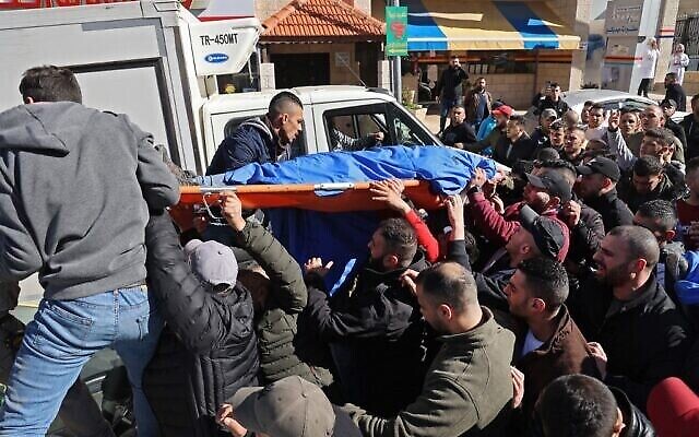 فلسطينيون يحملون جثة رجل واحد من ثلاثة قتلتهم القوات الاسرائيلية في مدينة نابلس بالضفة الغربية، 8 فبراير 2022 (JAAFAR ASHTIYEH / AFP)