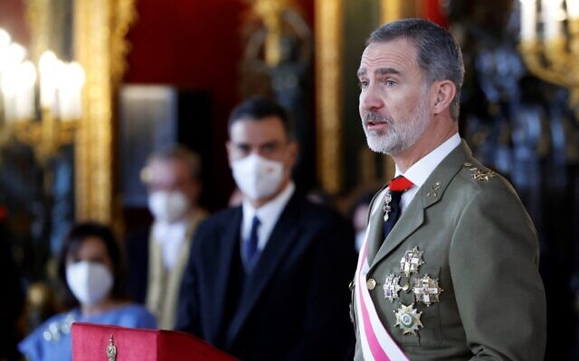 ي صورة الملف هذه التي التقطت في 6 يناير 2022، يلقي ملك إسبانيا فيليبي السادس (إلى اليمين) خطابا في إطار مراسم  "باسكوا ميليتار'' خلال العرض العسكري والاحتفالات بالعام الجديد في القصر الملكي في مدريد. (MARISCAL / POOL / AFP)