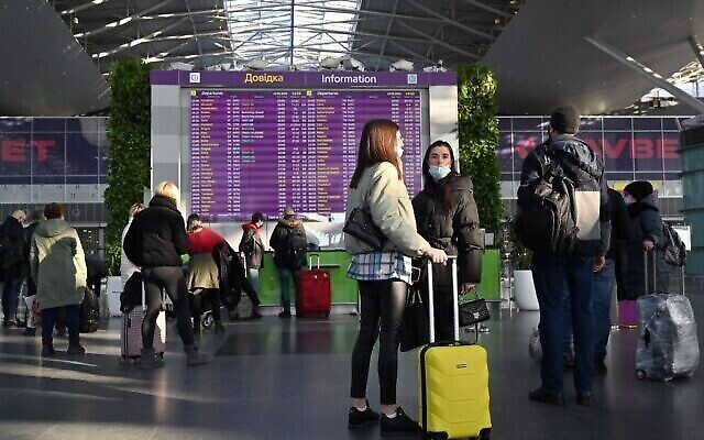 المسافرون ينتظرون في صالة المغادرة قبل رحلاتهم في مطار بوريسبيل على بعد حوالي 30 كيلومترا (حوالي 18 ميلا) خارج كييف في 13 فبراير 2022 (Sergei Supinsky / AFP)