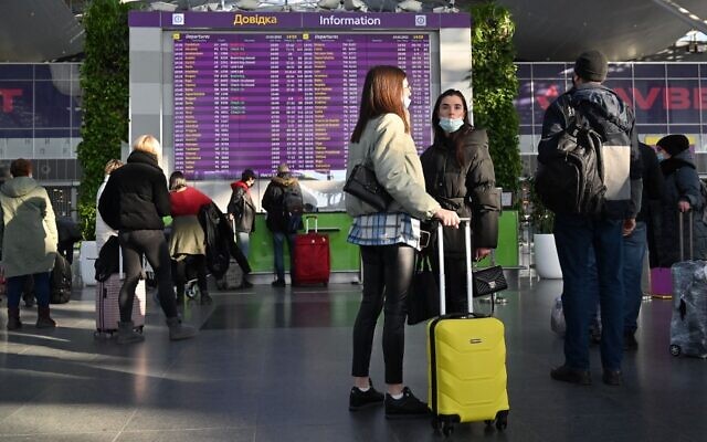 المسافرون ينتظرون عند منصة الرحلات المغادرة قبل رحلاتهم في مطار بوريسبيل على بعد حوالي 30 كيلومترا خارج كييف، 13 فبراير، 2022. (Sergei Supinsky / AFP)