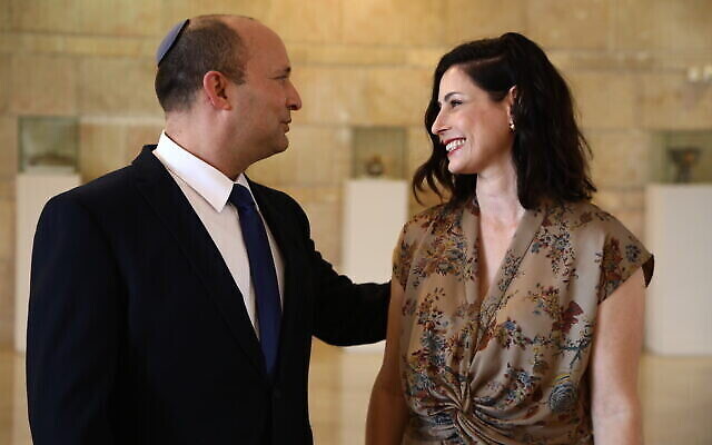 رئيس الوزراء نفتالي بينيت مع زوجته غيلات في الكنيست في القدس، 13 يونيو 2021 (Ariel Zandberg / Yamina)