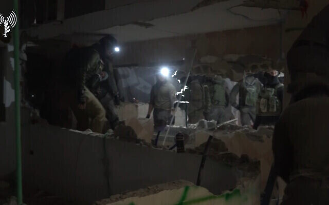 جنود إسرائيليون يهدمون منزل منفذ هجوم مزعوم في بلدة سيلة الحارثية الفلسطينية في الضفة الغربية، 14 فبراير، 2022. (Israel Defense Forces)