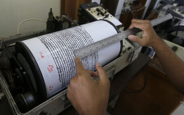 توضيحية - مسؤول ينظر إلى جهاز قياس الزلازل في نقطة مراقبة بالقرب من ثوران بركاني حديث في كاريتا، إندونيسيا، 27 ديسمبر، 2018 (AP Photo / Achmad Ibrahim)