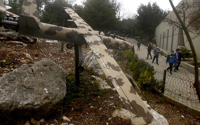 أشخاص يمشون بجانب نسخة من طائرة بدون طيار في متحف حرب يديره حزب الله في قرية مليتا، جنوب لبنان، 19 فبراير 2022 (AP Photo / Mohammed Zaatari)