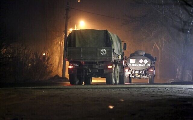 شاحنات عسكرية تتحرك في شارع خارج دونيتس ، المنطقة التي يسيطر عليها مسلحون موالون لروسيا، شرق أوكرانيا، 22 فبراير، 2022. (AP Photo)