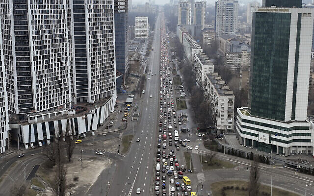 ازدحام مروري عند مغادرة سكان العاصمة الأوكرانية كييف المدينة، 24 فبراير، 2022. (AP Photo / Emilio Morenatti)