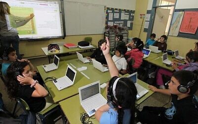 أطفال إسرائيليون في الصف الثاني يستخدمون أجهزة الكمبيوتر في الفصل كجزء من برنامج دراسي لبلدية القدس ووزارة التربية والتعليم (Kobi Gideon / Flash90)