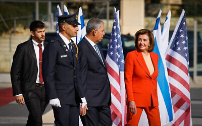 رئيسة مجلس النواب الأمريكي ، نانسي بيلوسي ، تمشي مع رئيس الكنيست ميكي ليفي أثناء وصولها إلى الكنيست في القدس، 16 فبراير، 2022. (Oliver Fitoussi / Flash90)