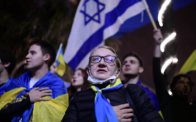 متظاهرون يحملون لافتات وأعلام خلال مظاهرة ضد الغزو الروسي لأوكرانيا، أمام السفارة الروسية في تل أبيب، 24 فبراير، 2022. (Tomer Neuberg / Flash90)