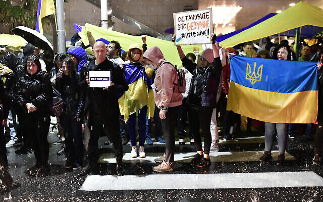 متظاهرون يحملون لافتات وأعلام خلال مظاهرة ضد الغزو الروسي لأوكرانيا، أمام السفارة الروسية في تل أبيب، 24 فبراير 2022 (Tomer Neuberg / Flash90)