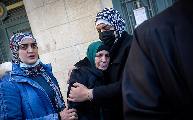 أفراد عائلة إياد حلاق  (32 عاما)، فلسطيني مصاب بالتوحد، الذي قُتل برصاص الشرطة الإسرائيلية في البلدة القديمة في القدس، في  جلسة المحكمة لشرطي حرس الحدود االمتهم بإطلاق النار عليه وقتله، في المحكمة المركزية في القدس، 27 فبراير، 2022. (Yonatan Sindel / Flash90)