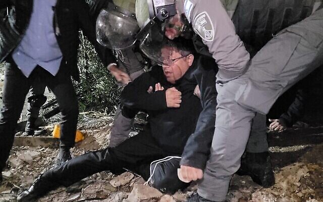 عضو الكنيست إيتمار بن غفير يصاب بالإغماء بعد اشتباك مع الشرطة في حي الشيخ جراح في القدس الشرقية، 13 فبراير، 2022. (Courtesy / Otzma Yehudit)