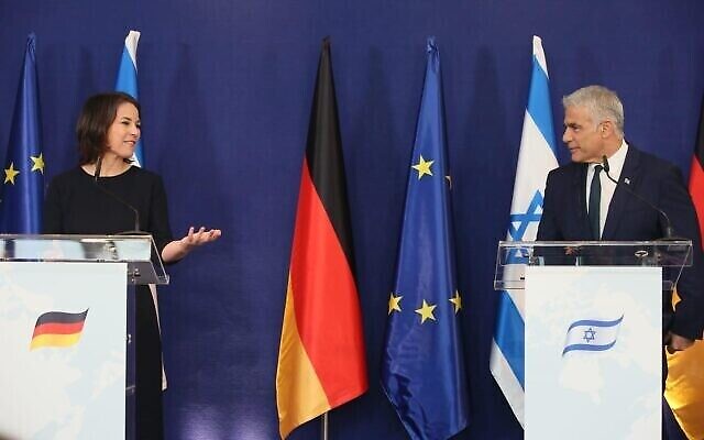 وزيرة الخارجية الألمانية أنالينا بربوك (يسار) ووزير الخارجية يئير لابيد (يمين) في مؤتمر صحفي في تل أبيب، 10 فبراير 2022 (Miri Shomonovich / GPO)