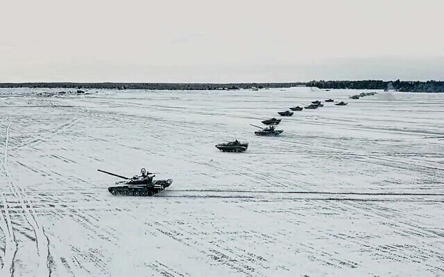 دبابات ومركبات مصفحة خلال التدريبات العسكرية البيلاروسية-الروسية المشتركة في ميدان رماية بريستسكي، بيلاروسيا، 4 فبراير، 2022. (Russian Defense Ministry Press Service via AP، File)