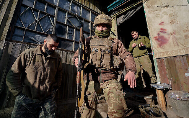 جندي أوكراني يغادر موقع قيادة لبدء نوبته في موقع على خط المواجهة خارج بوباسنا، في منطقة لوغانسك، شرق أوكرانيا، 20 فبراير، 2022. (AP Photo / Vadim Ghirda)