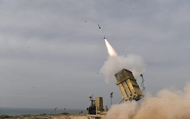 نظام الدفاع الصاروخي القبة الحديدية يطلق صاروخ اعتراضي على هدف خلال تدريب مطلع عام 2021 (وزارة الدفاع)