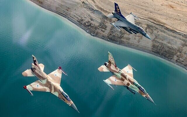 طائرتان مقاتلتان إسرائيليتان وواحدة أمريكية من طراز F-16 تحلقان جنبا إلى جنب خلال مناورة مشتركة في جنوب إسرائيل في يناير 2022 (Israel Defense Forces)