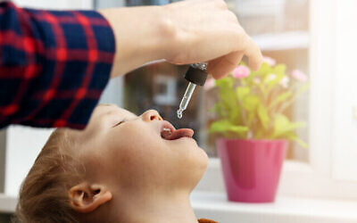 أم تعطي طفلها قطرات فيتامين "دي".(iStock via Getty Images)