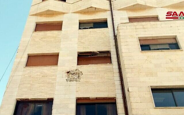 مبنى وزارة المالية السورية بعد هجوم صاروخي اسرائيلي مزعوم على القنيطرة جنوب سوريا في 23 فبراير، 2022. (سانا)