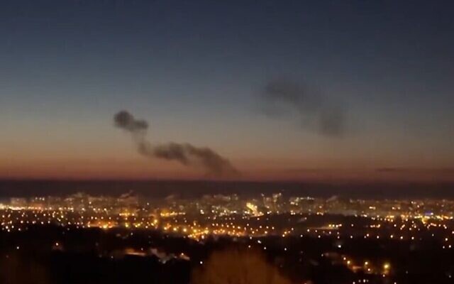 لقطة شاشة لفيديو يُزعم أنه يُظهر دخانًا فوق مدينة خاركيف الأوكرانية، 24 فبراير، 2022. (Screen grab / Bloomberg)