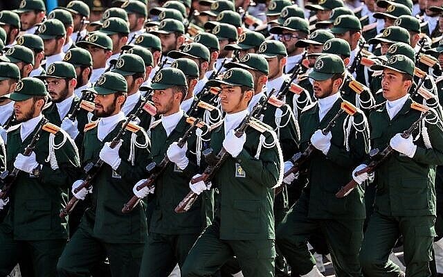 عناصر من الحرس الثوري الاسلامي الايراني في مسيرة خلال العرض العسكري السنوي في ذكرى اندلاع حرب 1980-1988 مع العراق، في العاصمة طهران، 22 سبتمبر 2018 (AFP / STR)