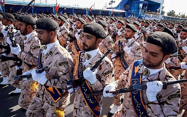 توضيحية: عناصر من الحرس الثوري الإيراني يسيرون خلال العرض العسكري السنوي لإحياء ذكرى اندلاع حرب 1980-1988 المدمرة مع العراق بقيادة صدام حسين، في العاصمة طهران، 22 سبتمبر 2018 (AFP) / STR)
