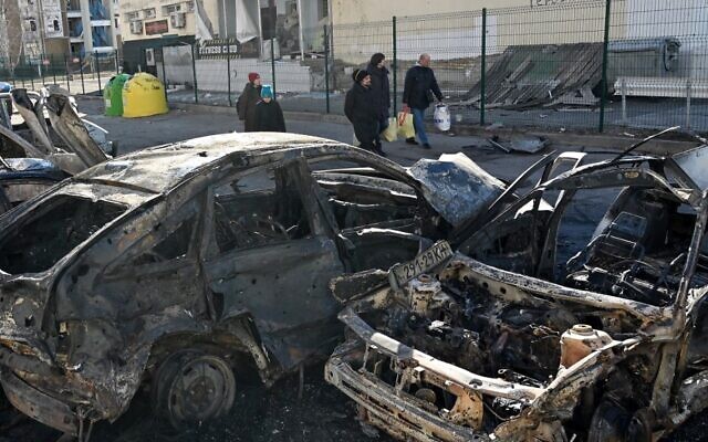 مركبات دمرت جراء قصف روسي في العاصمة الاوكرانية كييف. 28 فبراير 2022 Photo by Genya SAVILOV / AFP