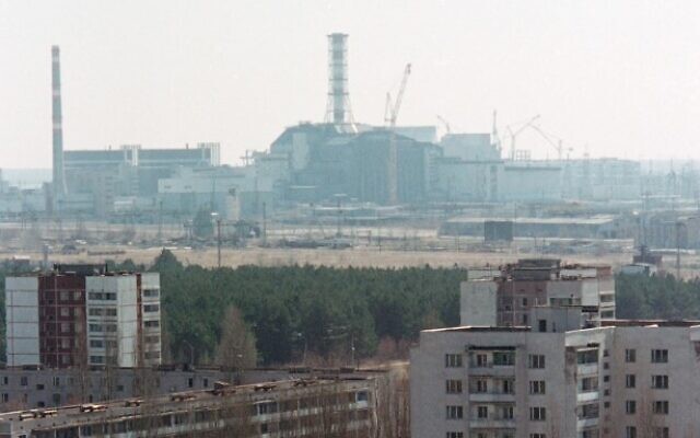 صورة تم التقاطها في 22 أبريل 1996 تظهر منظرا عاما لتشرنوبيل. (Valeriy SOLOVYEV / AFP)