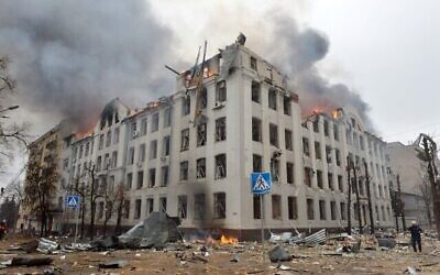رجال الإطفاء يعملون على احتواء حريق في مبنى إدارة الاقتصاد بجامعة كارازين خاركيف الوطنية، قيل ان أصيب خلال القصف الروسي الأخير في 2 مارس 2022 (Sergey BOBOK / AFP)