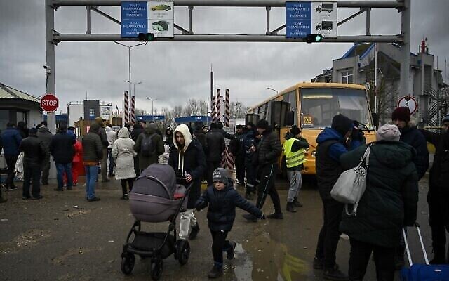 الأشخاص الفارين من الصراع في أوكرانيا بعد عبور نقطة التفتيش الحدودية بين مولدوفا وأوكرانيا بالقرب من بلدة بالانكا، في 2 مارس 2022، بعد سبعة أيام من الغزو العسكري الروسي لأوكرانيا. (Nikolay DOYCHINOV / AFP)