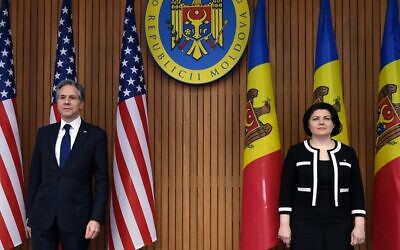 وزير الخارجية الأمريكي أنتوني ج. بلينكين (إلى اليسار) يلتقي برئيسة وزراء مولدوفا ناتاليا جافريليتا في مقر الحكومة في العاصمة المولدوفية كيشيناو،  6 مارس، 2022.  (OLIVIER DOULIERY / Pool / AFP)