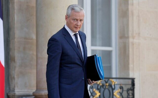 وزير الاقتصاد والمالية الفرنسي برونو لومير يغادر بعد الاجتماع الأسبوعي لمجلس الوزراء في قصر الإليزيه في باريس، 9 مارس، 2022. (Ludovic MARIN / AFP)