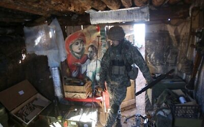 جندي أوكراني يدخل ملجأ في موقعه في سفيتلودارسك خارج دونيتسك، 12 مارس، 2022.  (Anatolii Stepanov / AFP)