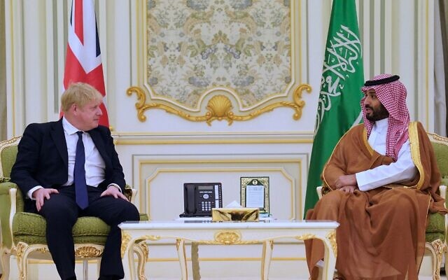 ولي العهد السعودي الأمير محمد بن سلمان رئيس يستقبل الوزراء البريطاني بوريس جونسون (إلى اليسار) خلال زيارة ليوم واحد إلى المملكة العربية السعودية والإمارات العربية المتحدة، 16 مارس، 2022. ( Stefan Rousseau / POOL / AFP)