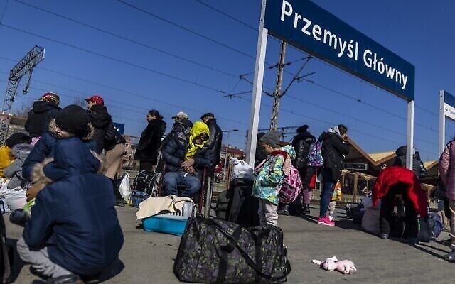 اللاجئون ينتظرون المزيد من وسائل النقل في محطة السكك الحديدية في برزيميسل، بولندا، 17 مارس 2022 (Wojtek Radwanski / AFP)
