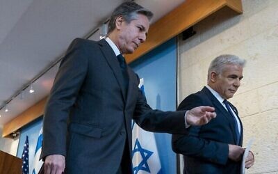 وزير الخارجية الأمريكي أنطوني بلينكن (يسار) يسير بجانب وزير الخارجية الإسرائيلي يائير لابيد، بعد مؤتمر صحفي مشترك في وزارة الخارجية في القدس، 27 مارس، 2022. (Jacquelyn Martin / POOL / AFP)
