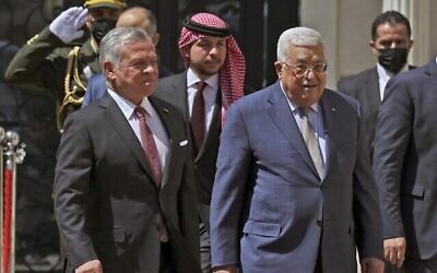 رئيس السلطة الفلسطينية محمود عباس (إلى اليمين) يستقبل الملك عبد الله الثاني ملك الأردن (إلى اليسار) برفقة ولي العهد الأمير حسين (وسط) ، قبل اجتماعهما في رام الله بالضفة الغربية، 28 مارس، 2022. (ABBAS MOMANI / AFP)