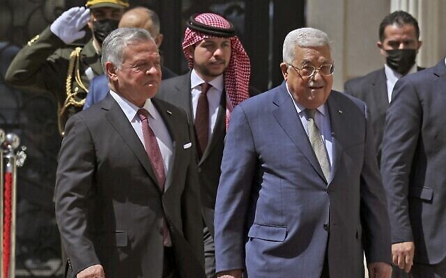 رئيس السلطة الفلسطينية محمود عباس (إلى اليمين) يستقبل الملك عبد الله الثاني ملك الأردن (إلى اليسار) برفقة ولي العهد الأمير حسين (وسط) ، قبل اجتماعهما في رام الله بالضفة الغربية، 28 مارس، 2022. (ABBAS MOMANI / AFP)
