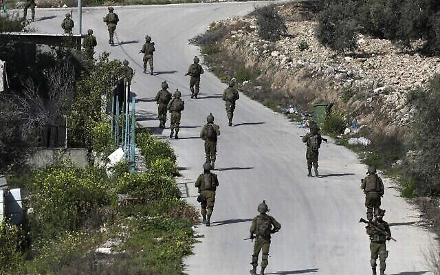 جنود إسرائيليون يقومون بدورية في قرية جنوب جنين بالضفة الغربية، 30 مارس، 2022.(AFP)
