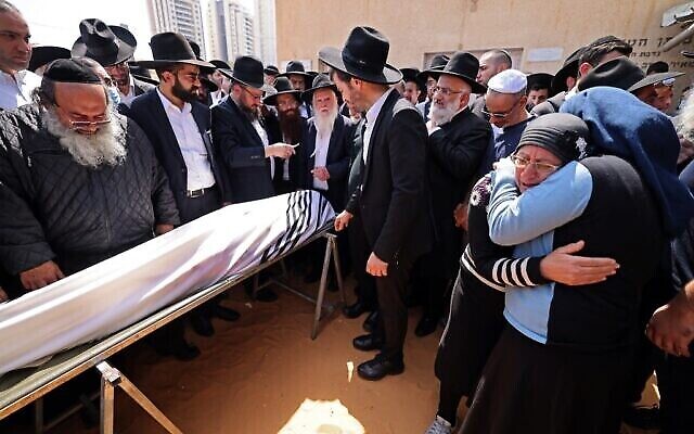 مشيعون يحضرون جنازة أفيشاي يحزقيل، أحد الأشخاص الخمسة الذين قُتلوا في هجوم نفذه مسلح فلسطيني في بني براك، 30 مارس، 2022. (Menahem KAHANA / AFP)